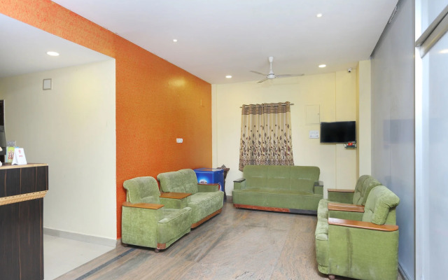 OYO 12765 Hotel Golden Rooms