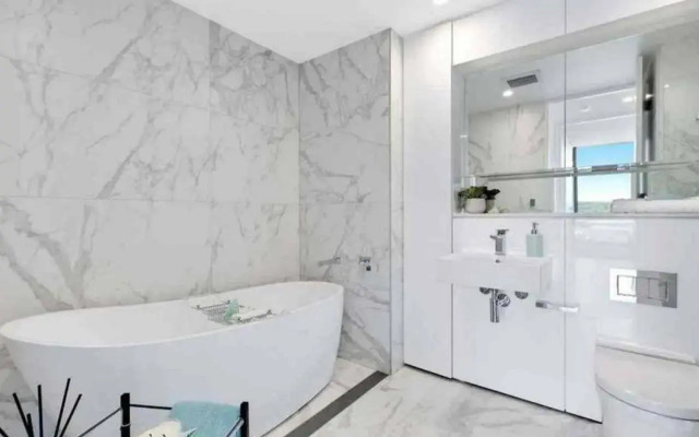 Stylish Penthouse with Views & Jacuzzi
