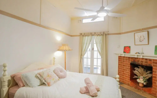Cosy 3-bed Home With Fireplace & Outdoor BBQ