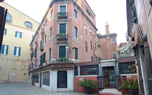 Отель Fenice Apartments in Venice Италия, Венеция - отзывы, цены и фото номеров - забронировать отель Fenice Apartments in Venice онлайн вид на фасад