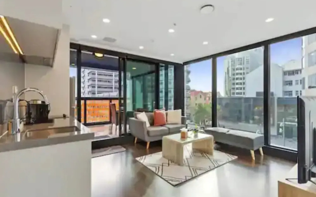 Central 2 BR apt - large balcony by Zodiak Stays