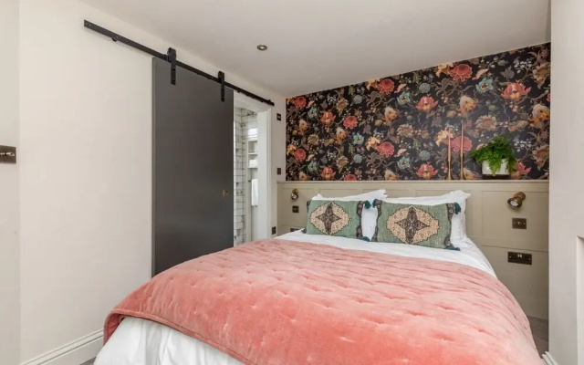The Oak Rooms   By Huluki Sussex Stays