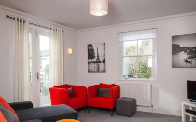 Central Quiet 2 Bedroom Townhouse With Office