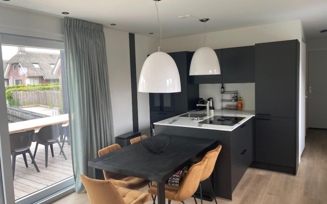 Chalet by Water in Idskenhuizen Recreation Park
