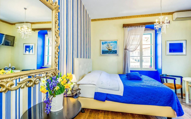 Captains Apartments