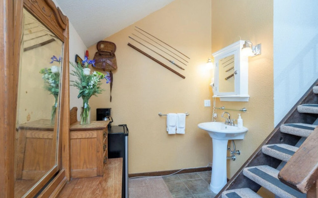 Manitou Lodge 8 Hotel Room by Alpine Lodging Telluride