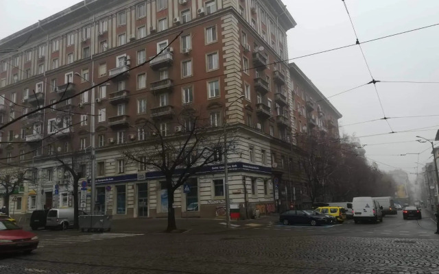 Fantastic 2 Bedroom Apartment - Top Center