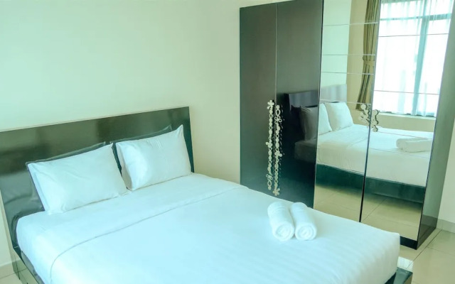 Spacious Hampton's Park Apartment with Working Space