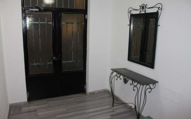 Отель Beautiful 2 BR Apt Quiet & Private Иордания, Амман - отзывы, цены и фото номеров - забронировать отель Beautiful 2 BR Apt Quiet & Private онлайн вид на фасад