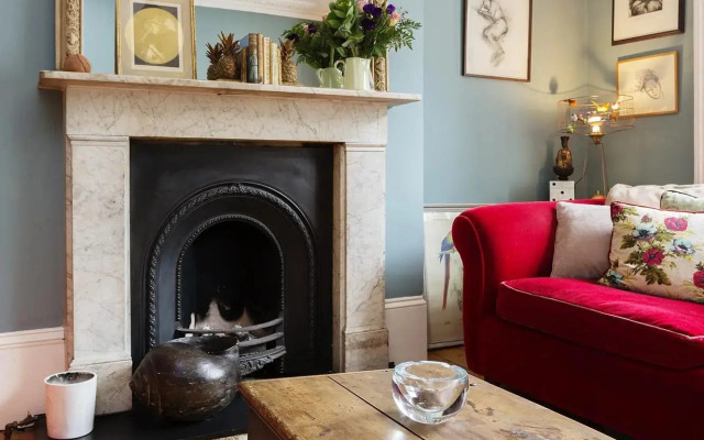 Veeve  Georgian Townhouse 3 Bed 2 Bath St Peter S St Islington