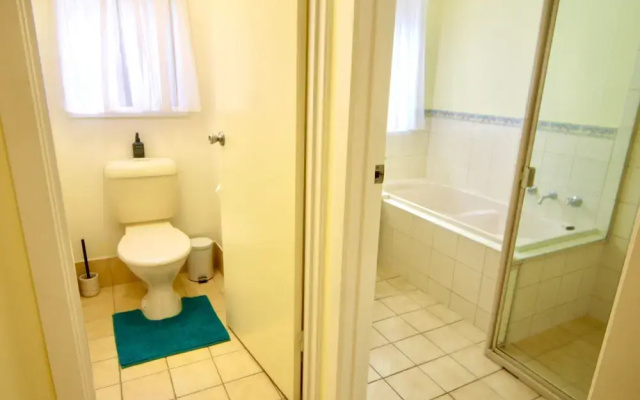 Lakeside Getaway - 4BR Jetty Wi-fi Waterfront