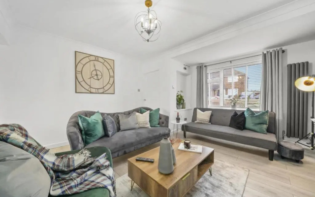 Stunning 2-bedroom house with free parking & WiFi