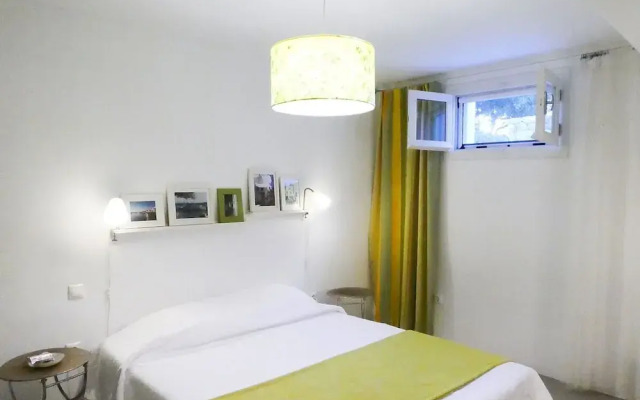 Glyfada CN Cheerful 5 Bedroom Home on the Beach