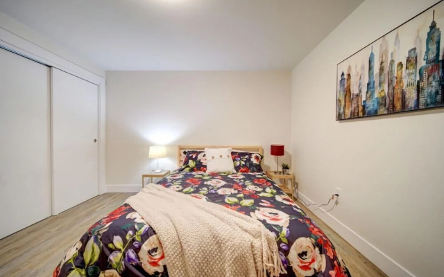 Stylish Modern Condo w Parking Location Coffee