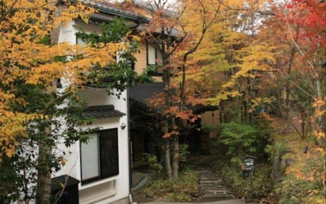 Отель Ryokan Wakaba Япония, Минамиогуни - отзывы, цены и фото номеров - забронировать отель Ryokan Wakaba онлайн вид на фасад