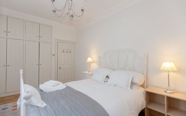 Отель Central Cosy Home for 6 in Edinburgh Великобритания, Эдинбург - отзывы, цены и фото номеров - забронировать отель Central Cosy Home for 6 in Edinburgh онлайн вид на фасад