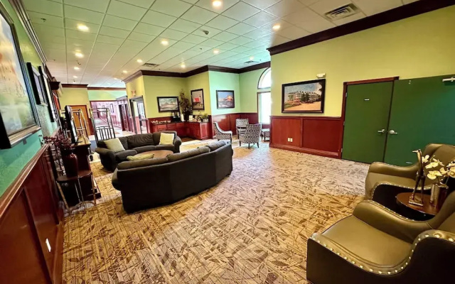 Mackinaw Beach & Bay Inn & Suites