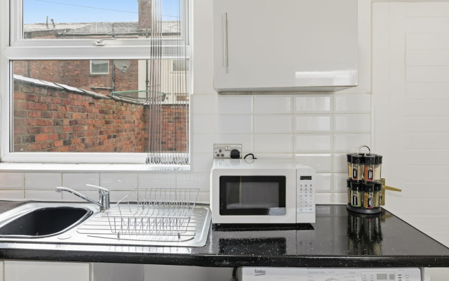 House - Sleeps 6 - On Street Parking