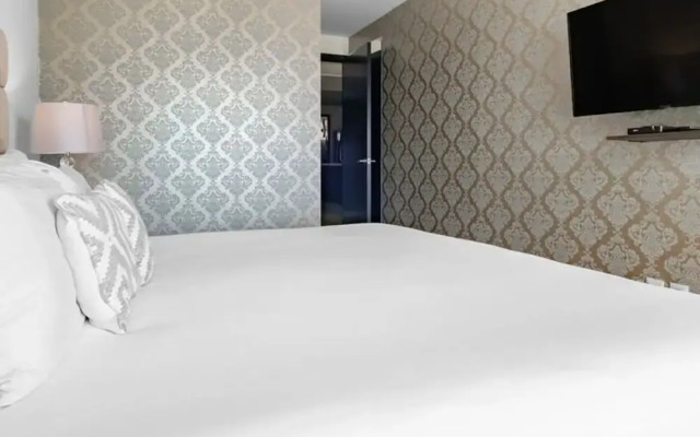 2BR Apartment With Jacuzzi - Pool - City Skyline