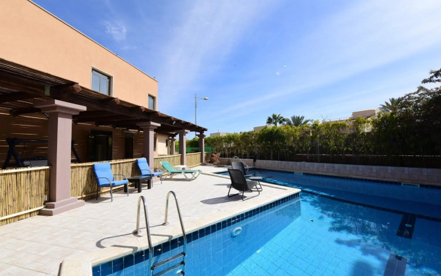 Flintstone Guest House-heated swimming pool