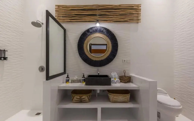 Oberoi new 4 bedr villa 5min walk from eat street&Beach
