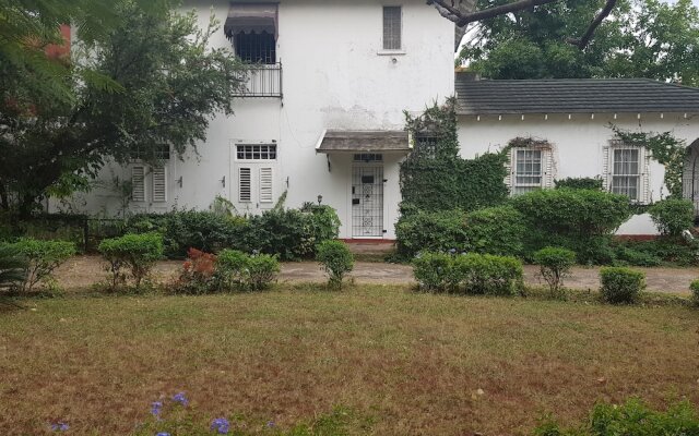 Отель Devon Estate Kingston Jamaica вид на фасад
