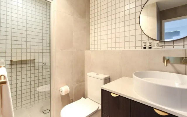 Elegant 2-bed Apartment With Incredible Bay Views