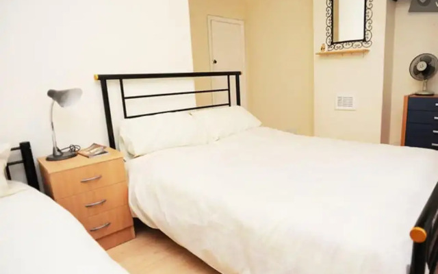 House - Sleeps 5, Private Garden & Free Parking