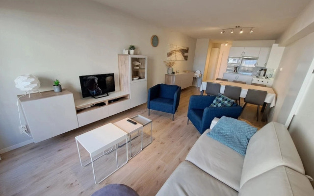 Sunny Coastal Apartment for 6