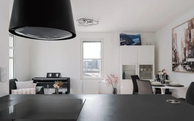 Modern 1BR Apartment with Balcony