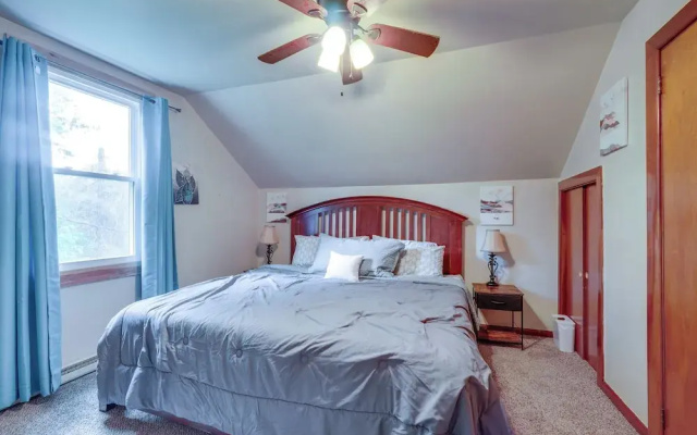Explore the Poconos! Cozy Creekside Cabin w/ Patio