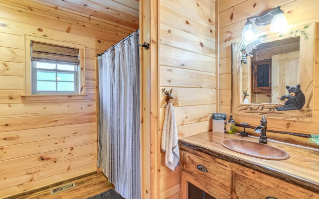 Hot Tub + Fire Pit: Dog-friendly Cabin in Murphy!