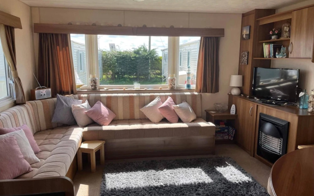 Heacham Beach Caravan - Sleeps 6 - Pets Ok