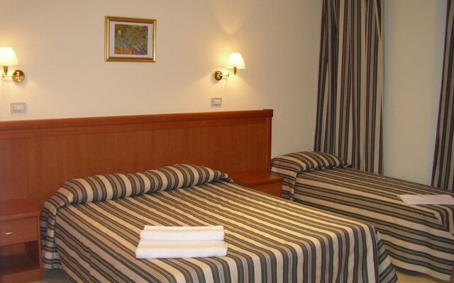 Отель Eur Executive Inn комната для гостей