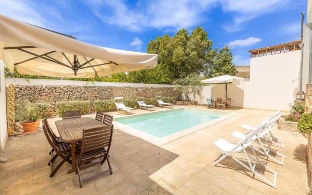 Century Old Studio, Pool