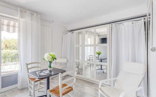 Charming Studio Apartment With Private Balcony in Cannes