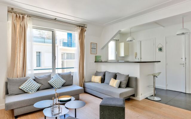 Отель 37 - Luxury Flat Montaigne Париж комната для гостей