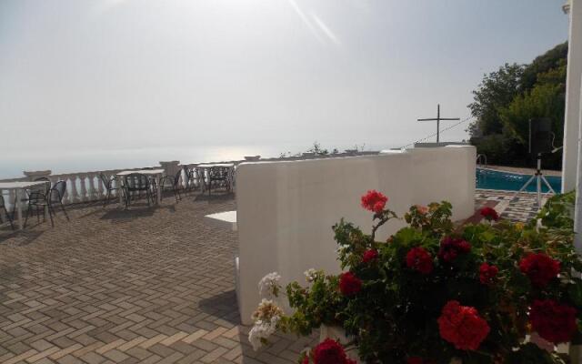 Отель Paradise Lukova Hotel Албания, Химара - отзывы, цены и фото номеров - забронировать отель Paradise Lukova Hotel онлайн приотельная территория