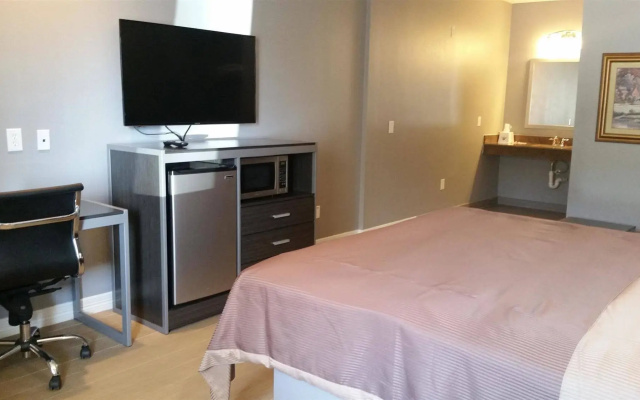 Econo Lodge Inn & Suites Channelview - Houston East