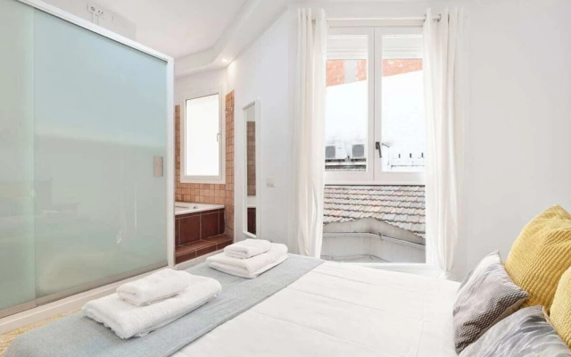 New Design 2 Bed Apt Next to the Metro