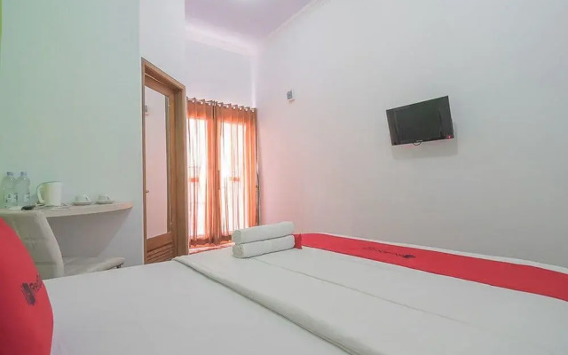 RedDoorz Plus near Alun Alun Kuningan