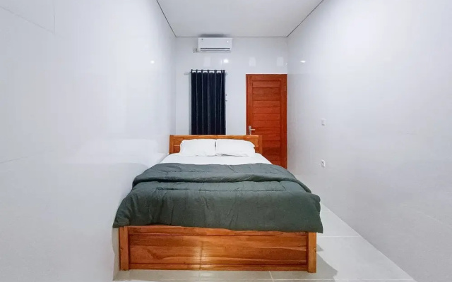 Widi Guest House near GWK Mitra RedDoorz