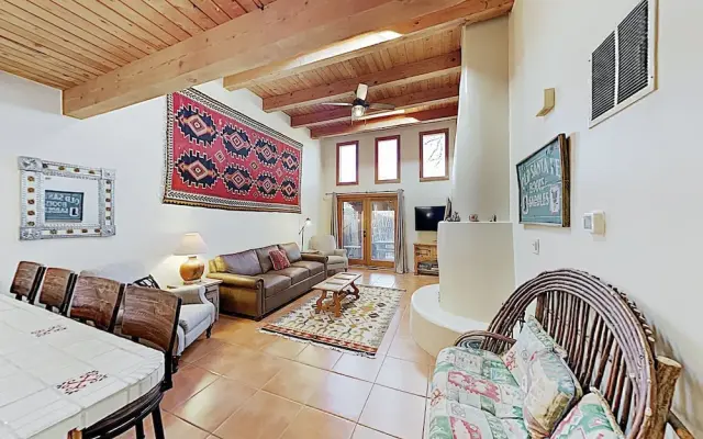 Southwest-chic W/ Private Yard 2 Bedroom Condo