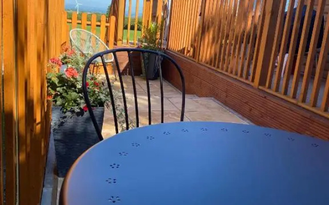The Beehive -Stunning Views - Hot Tub - Romantic