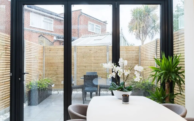 Luxury double room in West London home