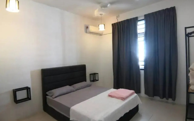 MODERN , SPACIOUS GAMBANG UMP 18 Guest House