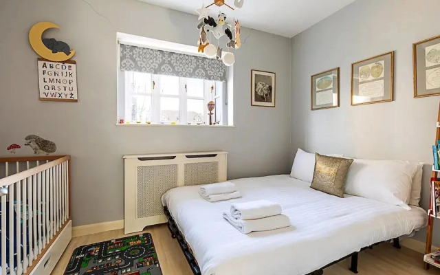 Stylish Spacious 3-bed Home in Vibrant Bow