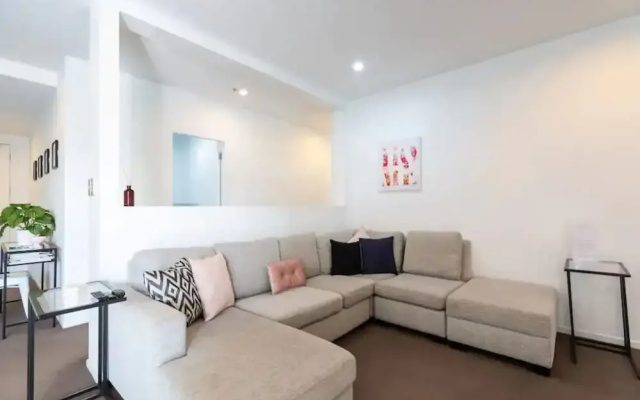 Spacious Home with Balcony+Parking Zodiak Stays