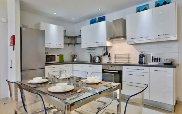 Stunning Sliema 2 Bed Apt Meters Away From Beach