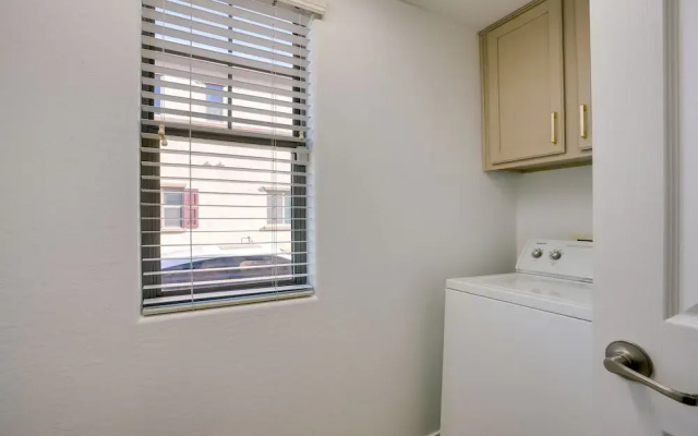 Bright Goodyear Home: Community Pool, Hot Tub